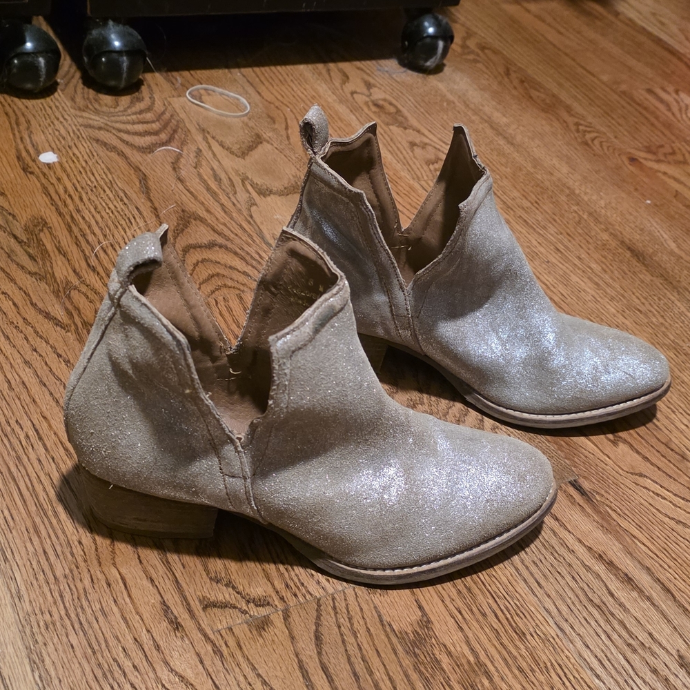 Stylish Women's Ankle Boots in Shimmering Silver
